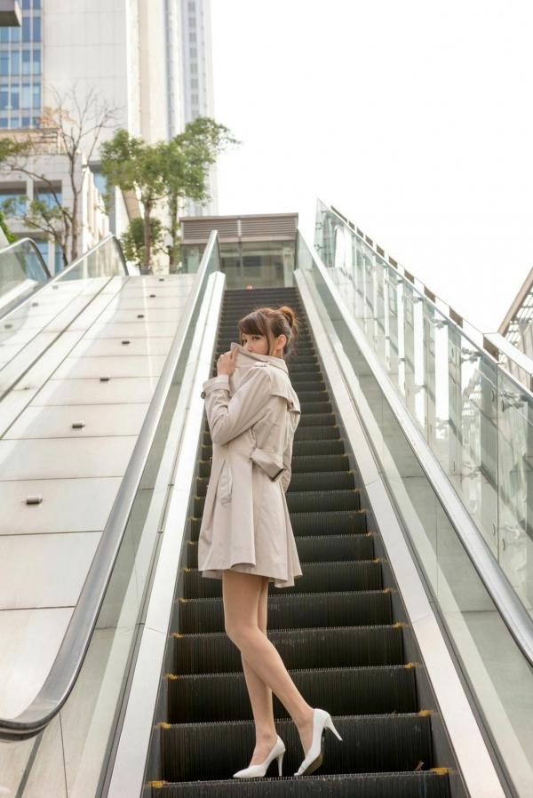    台湾正妹蔡译心Candice信义区街拍，时尚风衣搭配红裙，气质御姐秀修长美腿第26张图片