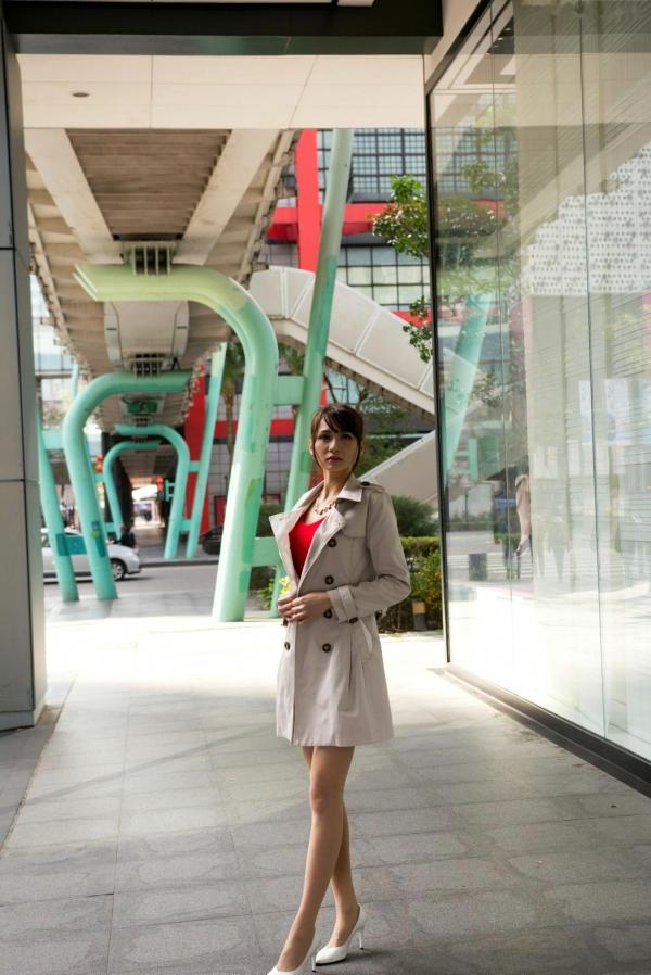    台湾正妹蔡译心Candice信义区街拍，时尚风衣搭配红裙，气质御姐秀修长美腿第67张图片