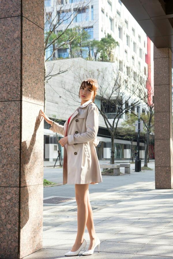    台湾正妹蔡译心Candice信义区街拍，时尚风衣搭配红裙，气质御姐秀修长美腿第74张图片