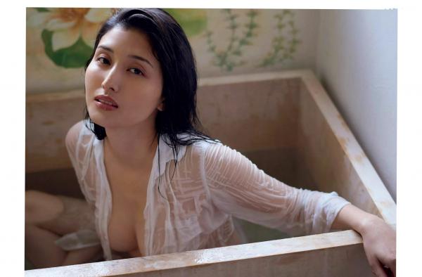    FLASH杂志写真：桥本爱实、本乡杏奈、卫藤美彩海边比基尼与居家私房诱惑第12张图片