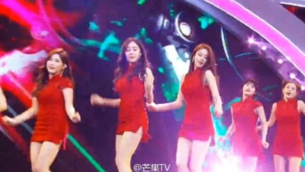    韩国女团火辣舞台表演：红色修身短裙秀长腿，歌舞迷人展现曼妙身姿，性感风情与青春活力并存的绝美现场第1张图片