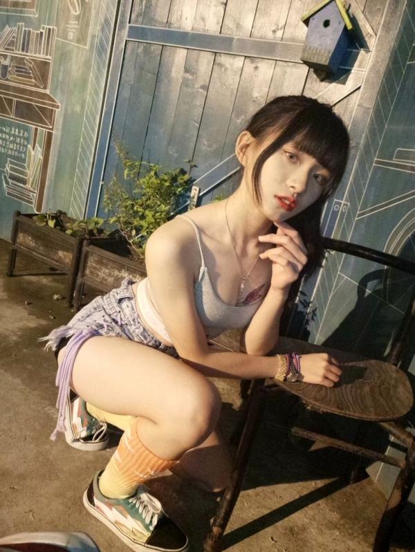   台湾清纯萝莉私房街拍写真套图，大胆演绎都市胶片质感与纯美诱惑，54P高清无圣光视频精选第2张图片
