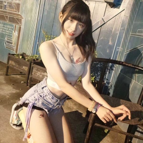    台湾清纯萝莉私房街拍写真套图，大胆演绎都市胶片质感与纯美诱惑，54P高清无圣光视频精选第3张图片