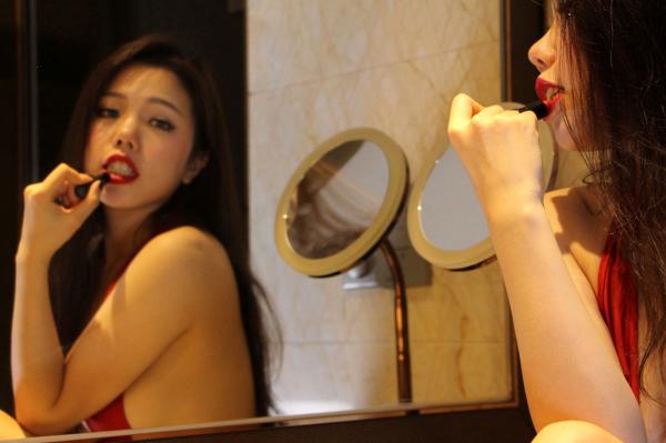    黄楽然私房轰趴猫女主题大片：极致红唇与野性美感展现，无圣光大尺度私拍精选第135张图片