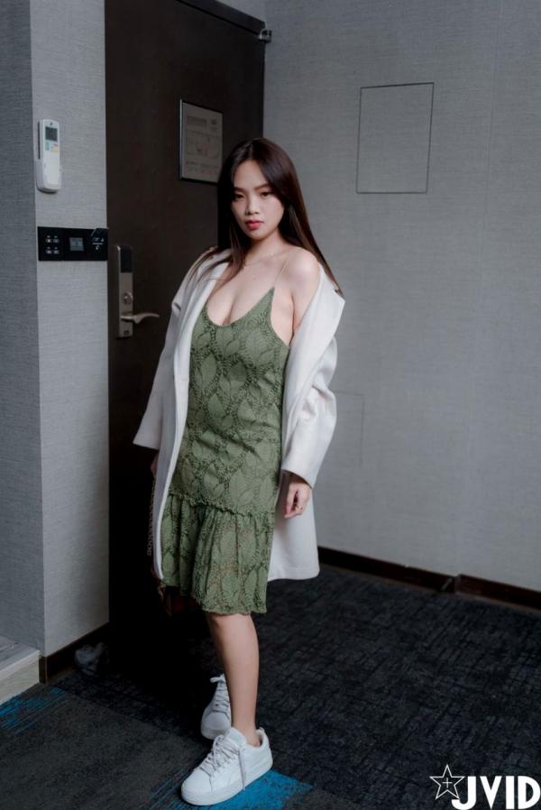    JVID写真：火辣巨乳女房东角色扮演，私房诱惑大尺度系列套图与视频第2张图片
