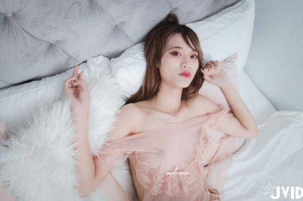    JVID写真精选：气质女神芳语私房家居摄影，粉色蕾丝诱惑大尺度美图视频第96张图片