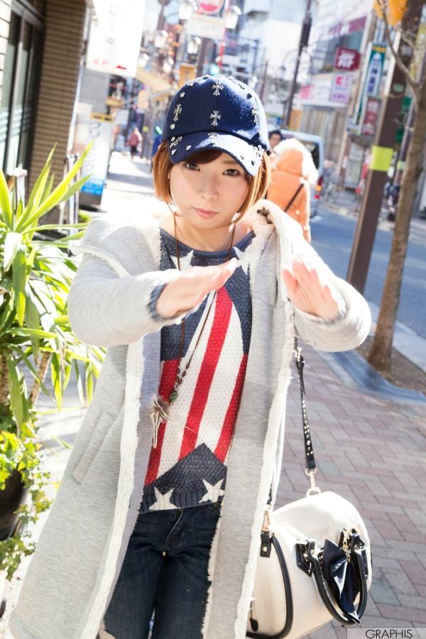 紗倉まな 纱仓真菜  Graphis 紗倉まな SPRING SPECIAL 2016 写真集：清纯街拍与性感诱惑内衣系列第4张图片