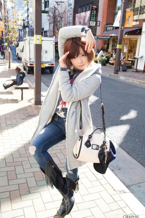 紗倉まな 纱仓真菜  Graphis 紗倉まな SPRING SPECIAL 2016 写真集：清纯街拍与性感诱惑内衣系列第9张图片
