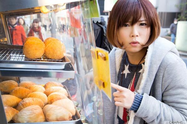 紗倉まな 纱仓真菜  Graphis 紗倉まな SPRING SPECIAL 2016 写真集：清纯街拍与性感诱惑内衣系列第12张图片