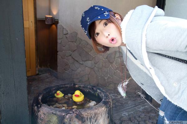 紗倉まな 纱仓真菜  Graphis 紗倉まな SPRING SPECIAL 2016 写真集：清纯街拍与性感诱惑内衣系列第17张图片