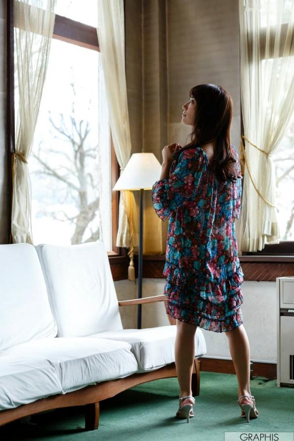 香西咲   Graphis写真：香西咲《Footloose》户外清新街拍精选集，唯美碎花裙，尽显日系女神温柔魅力第22张图片