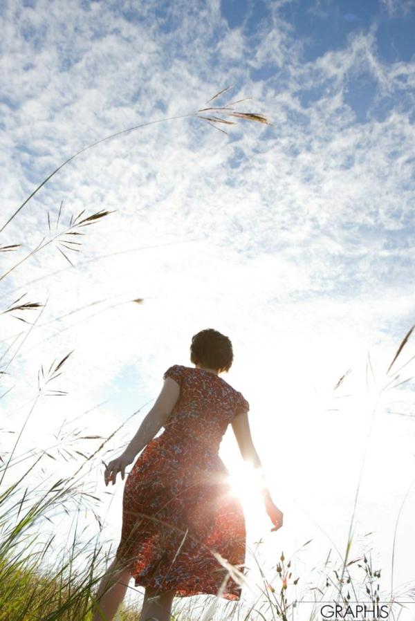 奥田咲 奥田咲  Graphis奥田咲《Bloom》清纯居家私房唯美写真，灵动双眸与诱惑曲线尽显迷人气质第3张图片