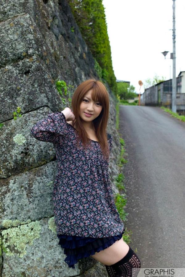 神咲詩織 神咲诗织  Graphis_神咲诗织《My Venus》写真集：私房慵懒诱惑与户外自然风情，碎花裙搭配丝袜展现迷人魅力第1张图片
