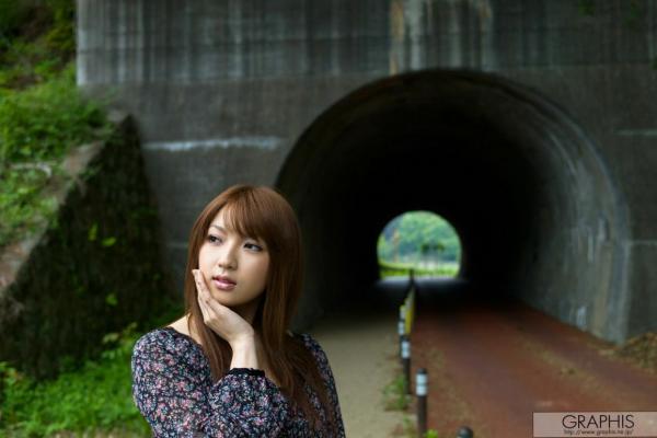 神咲詩織 神咲诗织  Graphis_神咲诗织《My Venus》写真集：私房慵懒诱惑与户外自然风情，碎花裙搭配丝袜展现迷人魅力第2张图片