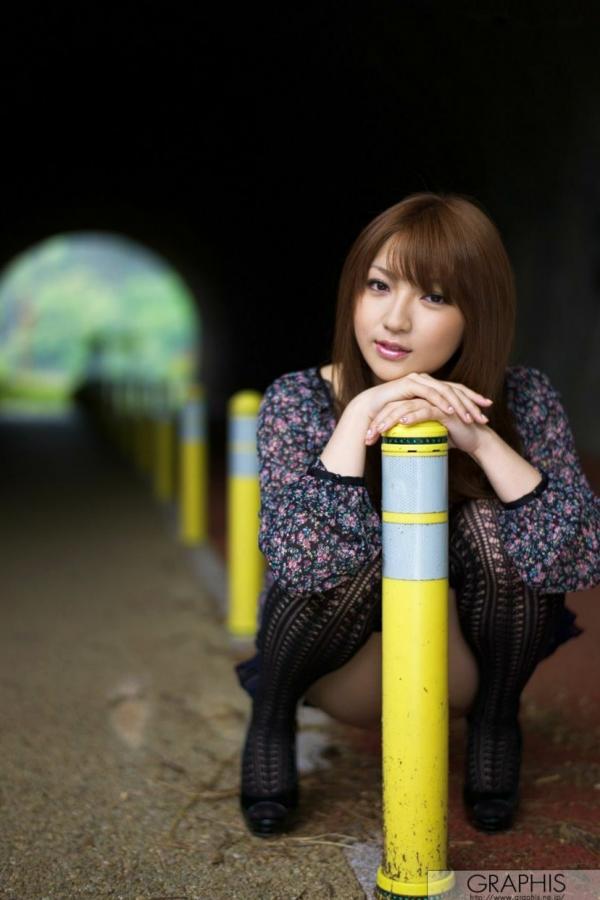 神咲詩織 神咲诗织  Graphis_神咲诗织《My Venus》写真集：私房慵懒诱惑与户外自然风情，碎花裙搭配丝袜展现迷人魅力第3张图片