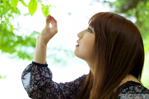 神咲詩織 神咲诗织  Graphis_神咲诗织《My Venus》写真集：私房慵懒诱惑与户外自然风情，碎花裙搭配丝袜展现迷人魅力第6张图片
