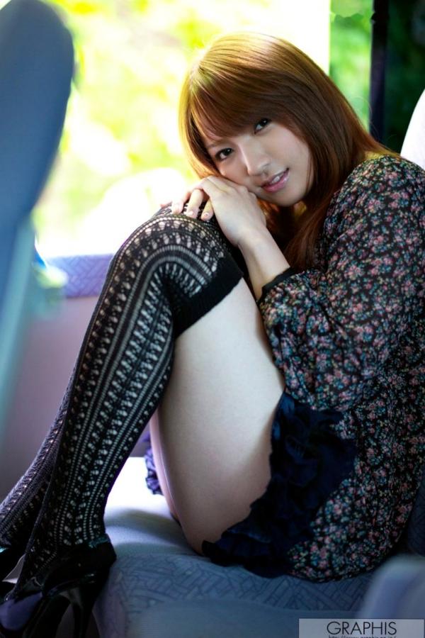 神咲詩織 神咲诗织  Graphis_神咲诗织《My Venus》写真集：私房慵懒诱惑与户外自然风情，碎花裙搭配丝袜展现迷人魅力第9张图片