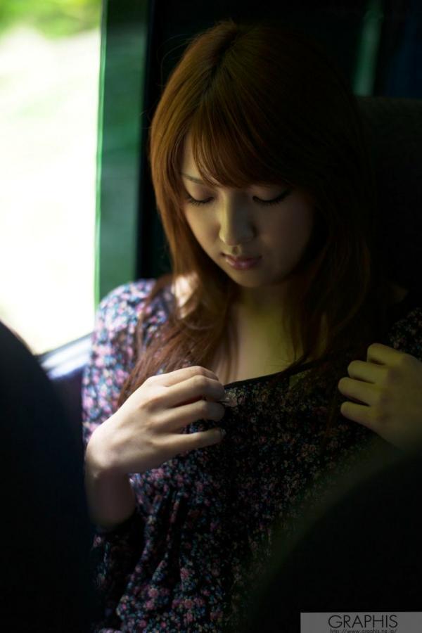 神咲詩織 神咲诗织  Graphis_神咲诗织《My Venus》写真集：私房慵懒诱惑与户外自然风情，碎花裙搭配丝袜展现迷人魅力第10张图片