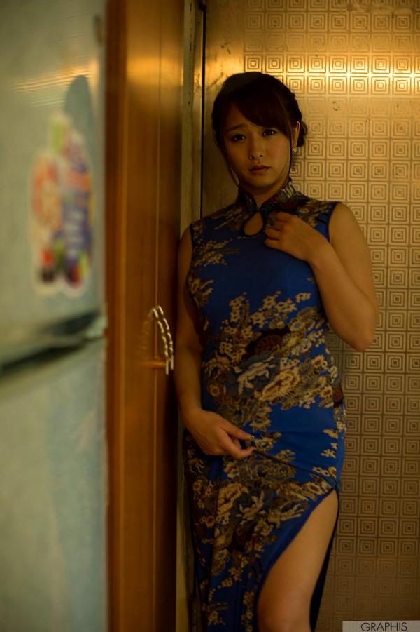 白石茉莉奈 白石茉莉奈  Graphis系列：白石茉莉奈《Primary Colors》旗袍写真，户外巷弄与居家私房双重风情，性感女神完美演绎！第43张图片