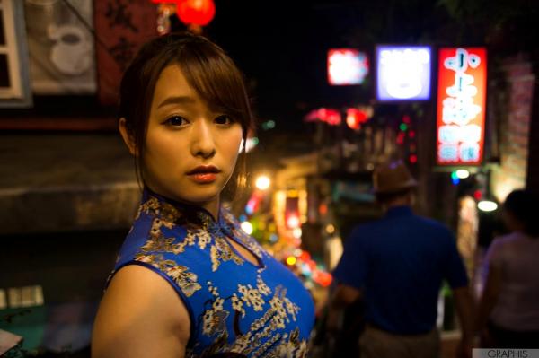 白石茉莉奈 白石茉莉奈  Graphis系列：白石茉莉奈《Primary Colors》旗袍写真，户外巷弄与居家私房双重风情，性感女神完美演绎！第45张图片