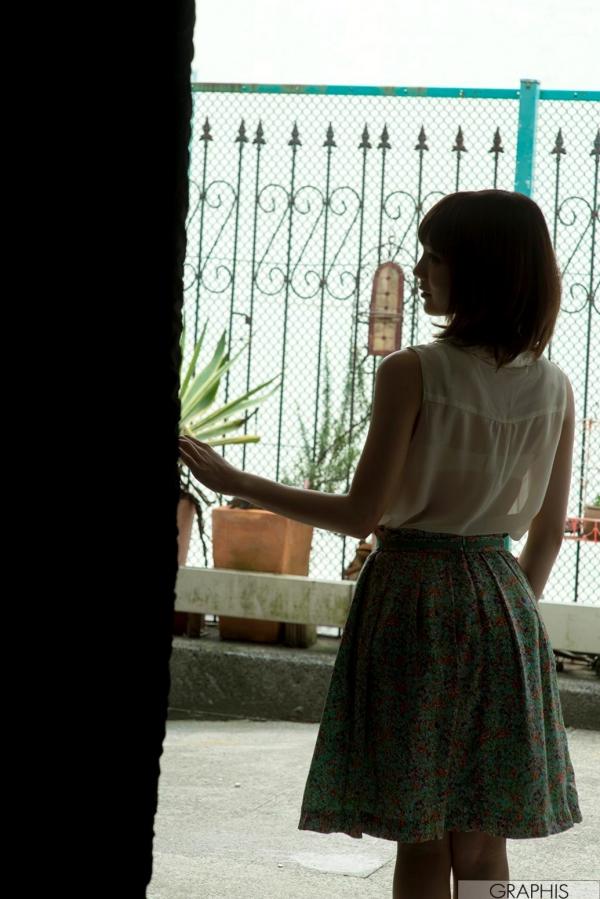 鈴村あいり 铃村爱里  铃村爱里(Suzumura Airi)Graphis写真《Erotic Expression》紫色丝绸吊带与纯美衬衫风格大赏第7张图片