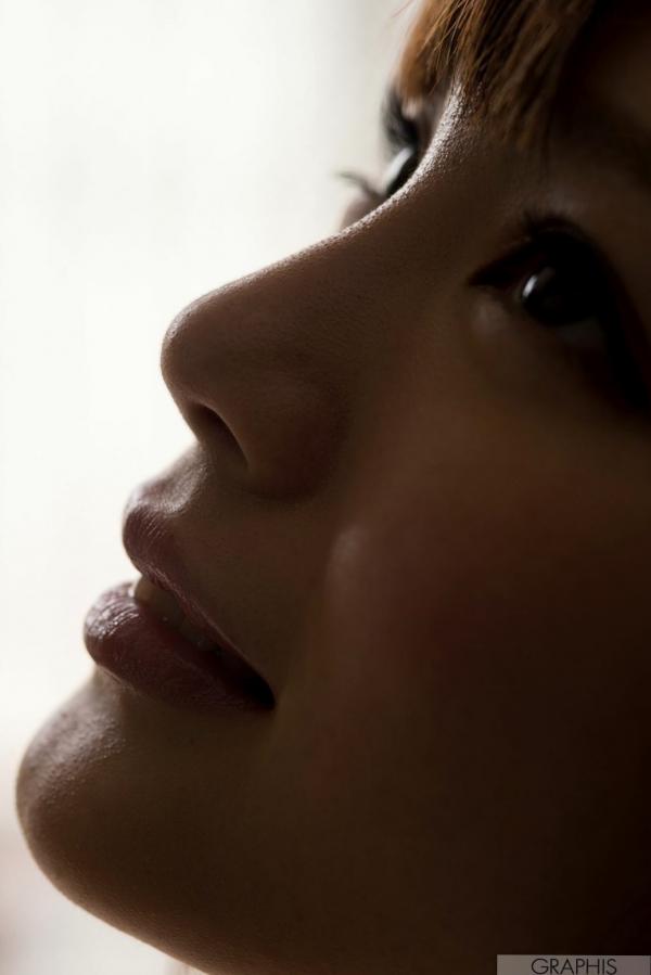 鈴村あいり 铃村爱里  铃村爱里(Suzumura Airi)Graphis写真《Erotic Expression》紫色丝绸吊带与纯美衬衫风格大赏第8张图片
