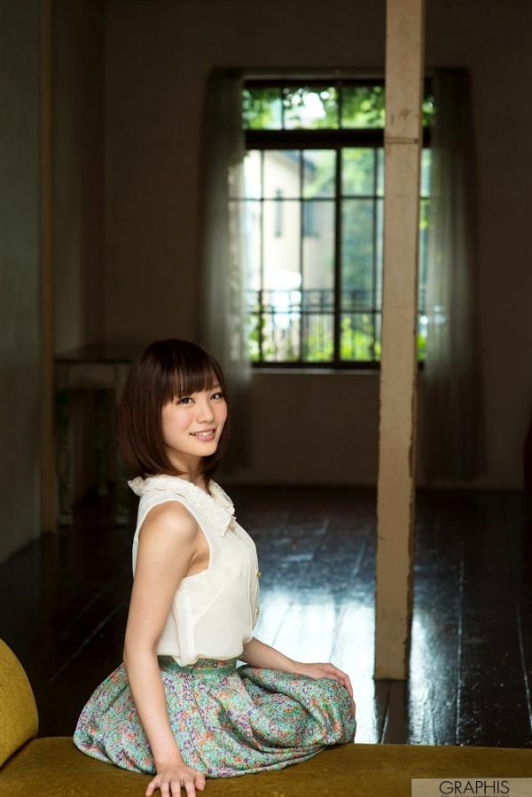 鈴村あいり 铃村爱里  铃村爱里(Suzumura Airi)Graphis写真《Erotic Expression》紫色丝绸吊带与纯美衬衫风格大赏第9张图片