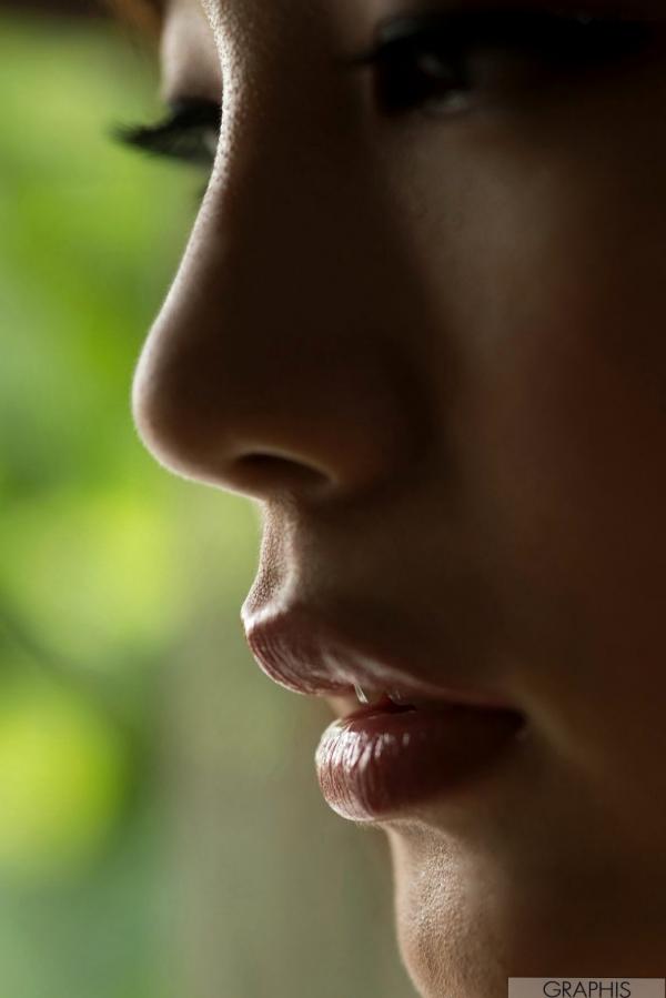 鈴村あいり 铃村爱里  铃村爱里(Suzumura Airi)Graphis写真《Erotic Expression》紫色丝绸吊带与纯美衬衫风格大赏第28张图片