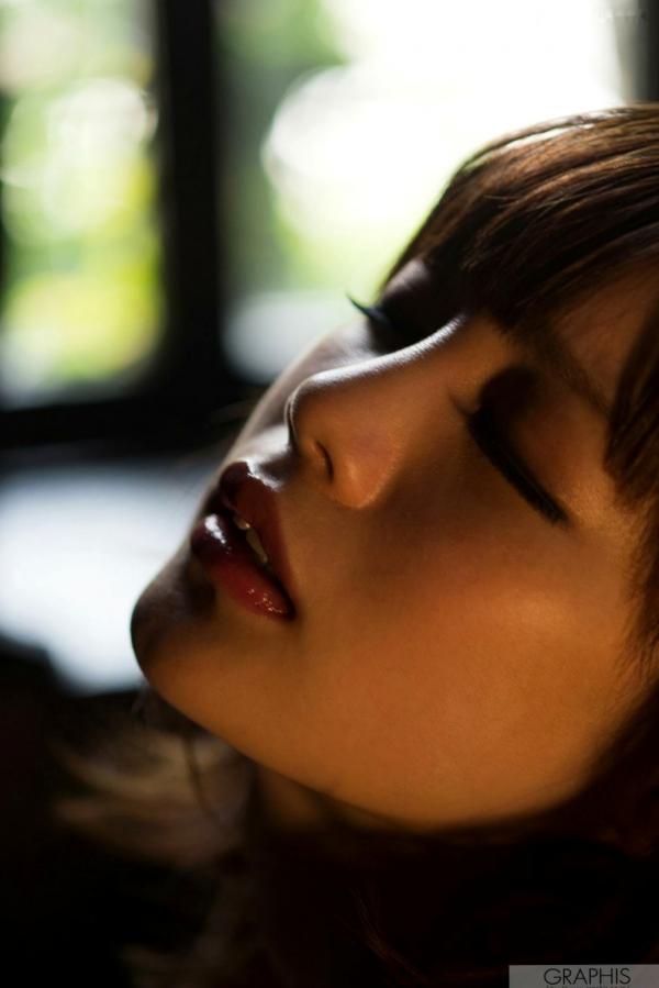 鈴村あいり 铃村爱里  铃村爱里(Suzumura Airi)Graphis写真《Erotic Expression》紫色丝绸吊带与纯美衬衫风格大赏第34张图片
