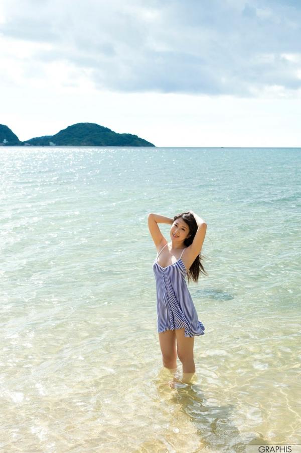 美里有紗 美里有纱  Graphis_美里有纱《Blue & Green》海边户外沙滩写真，清纯碎花吊带裙，秀迷人美腿与极致诱惑第10张图片