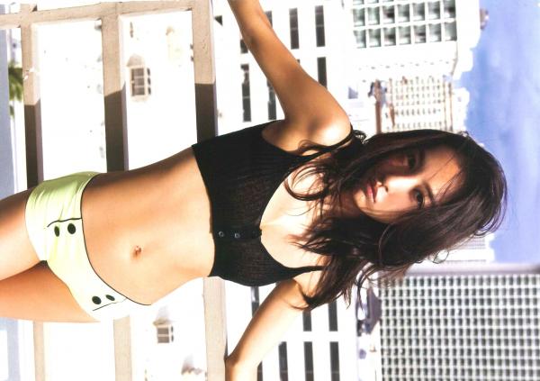 板野友美 板野友美  PB写真集_板野友美《release》_夏日海边度假风格写真_阳光下的湿身诱惑与清纯魅力第3张图片