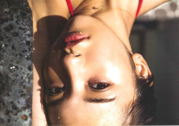 板野友美 板野友美  PB写真集_板野友美《release》_夏日海边度假风格写真_阳光下的湿身诱惑与清纯魅力第13张图片
