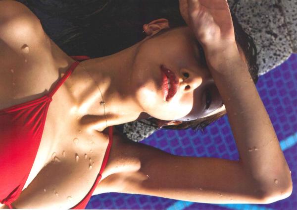 板野友美 板野友美  PB写真集_板野友美《release》_夏日海边度假风格写真_阳光下的湿身诱惑与清纯魅力第14张图片