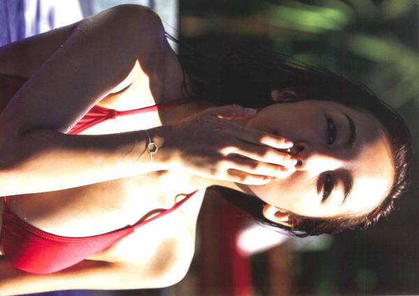 板野友美 板野友美  PB写真集_板野友美《release》_夏日海边度假风格写真_阳光下的湿身诱惑与清纯魅力第23张图片