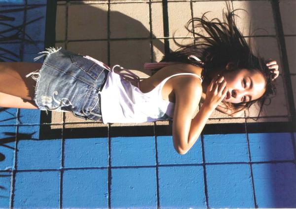 板野友美 板野友美  PB写真集_板野友美《release》_夏日海边度假风格写真_阳光下的湿身诱惑与清纯魅力第39张图片