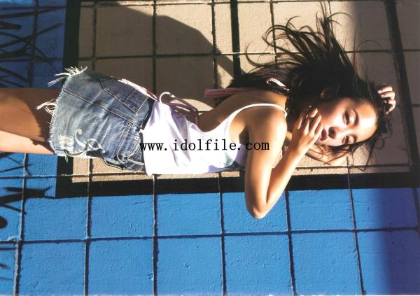 板野友美 板野友美  PB写真集_板野友美《release》_夏日海边度假风格写真_阳光下的湿身诱惑与清纯魅力第41张图片