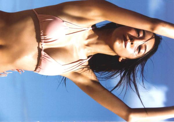 板野友美 板野友美  PB写真集_板野友美《release》_夏日海边度假风格写真_阳光下的湿身诱惑与清纯魅力第50张图片