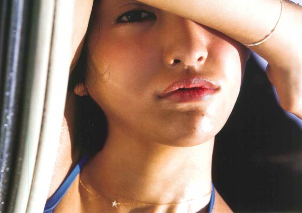 板野友美 板野友美  PB写真集_板野友美《release》_夏日海边度假风格写真_阳光下的湿身诱惑与清纯魅力第73张图片