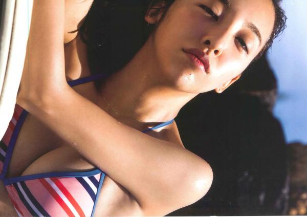 板野友美 板野友美  PB写真集_板野友美《release》_夏日海边度假风格写真_阳光下的湿身诱惑与清纯魅力第76张图片