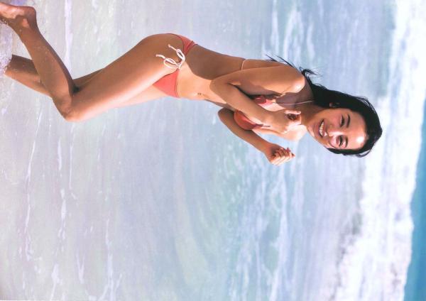 板野友美 板野友美  PB写真集_板野友美《release》_夏日海边度假风格写真_阳光下的湿身诱惑与清纯魅力第95张图片