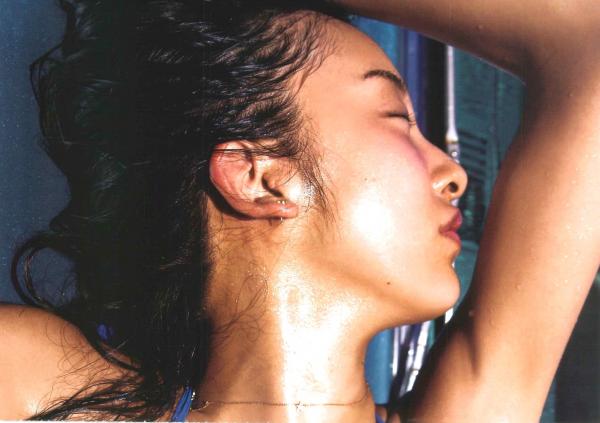 板野友美 板野友美  PB写真集_板野友美《release》_夏日海边度假风格写真_阳光下的湿身诱惑与清纯魅力第98张图片