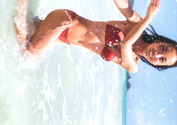 板野友美 板野友美  PB写真集_板野友美《release》_夏日海边度假风格写真_阳光下的湿身诱惑与清纯魅力第99张图片