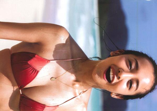 板野友美 板野友美  PB写真集_板野友美《release》_夏日海边度假风格写真_阳光下的湿身诱惑与清纯魅力第106张图片