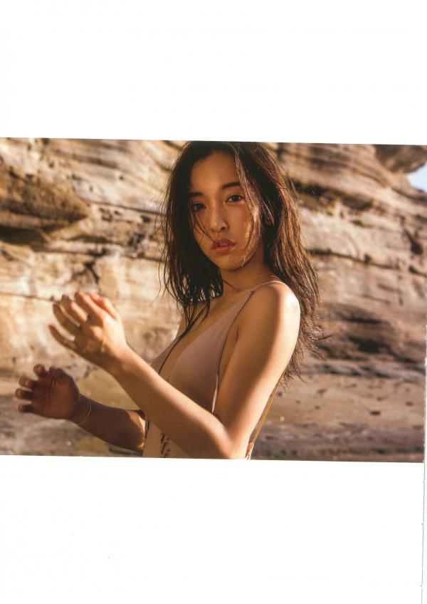 板野友美 板野友美  PB写真集_板野友美《release》_夏日海边度假风格写真_阳光下的湿身诱惑与清纯魅力第125张图片