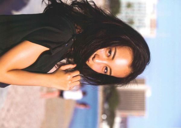 板野友美 板野友美  PB写真集_板野友美《release》_夏日海边度假风格写真_阳光下的湿身诱惑与清纯魅力第135张图片
