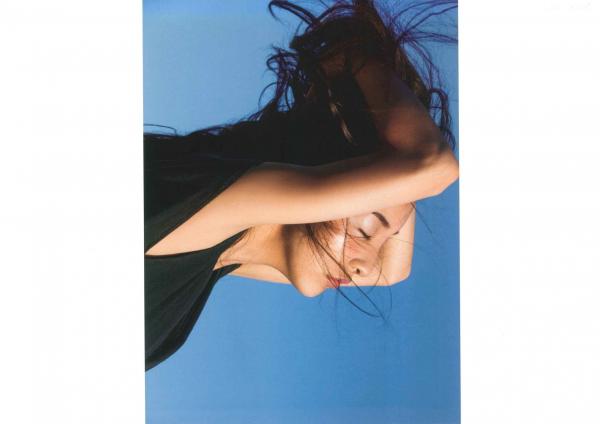 板野友美 板野友美  PB写真集_板野友美《release》_夏日海边度假风格写真_阳光下的湿身诱惑与清纯魅力第137张图片