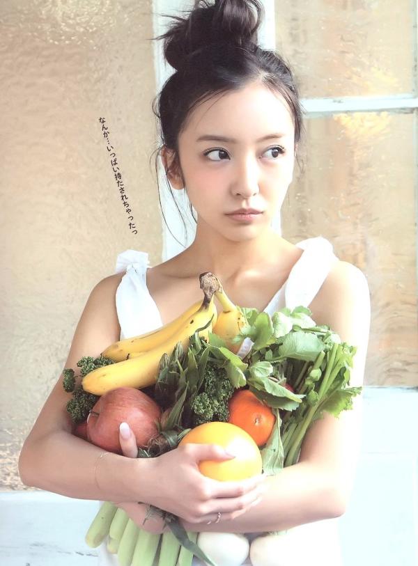 板野友美 板野友美  板野友美《Luv U》10周年纪念写真集：清新居家生活与知性访谈记录第5张图片