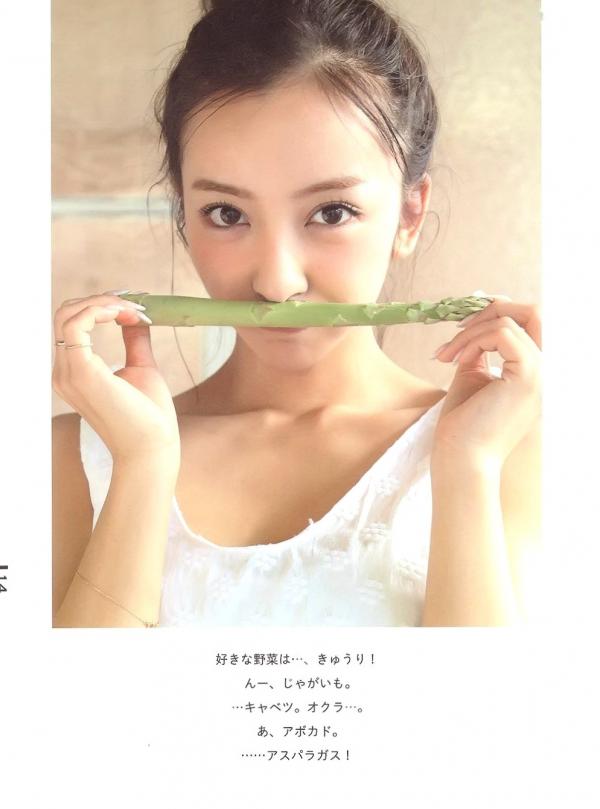板野友美 板野友美  板野友美《Luv U》10周年纪念写真集：清新居家生活与知性访谈记录第6张图片