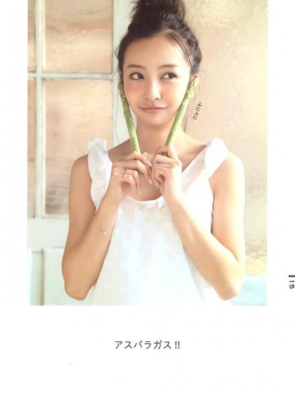 板野友美 板野友美  板野友美《Luv U》10周年纪念写真集：清新居家生活与知性访谈记录第7张图片