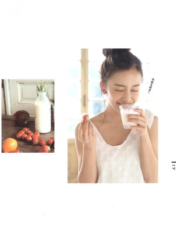 板野友美 板野友美  板野友美《Luv U》10周年纪念写真集：清新居家生活与知性访谈记录第9张图片